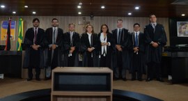 #PraTodosVerem: Na fotografia aparecem pessoas em pé, posando na Sala de Sessões do Tribunal Reg...