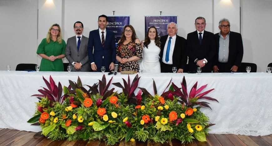 #PraTodosVerem: Na fotografia aparecem pessoas compondo uma mesa de honra.