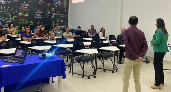 #PraTodosVerem: a fotografia aparecem sentadas em carteiras escolares, em uma sala de aula, em p...