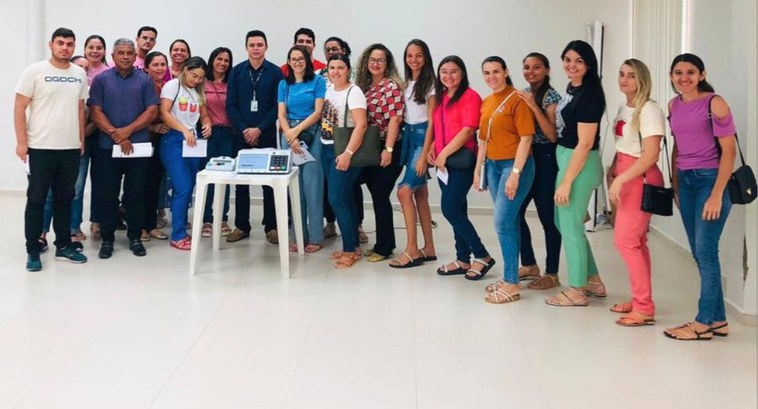 #PraTodosVerem: Na fotografia aparecem homens e mulheres em pé, posando. A frente deles aparece ...