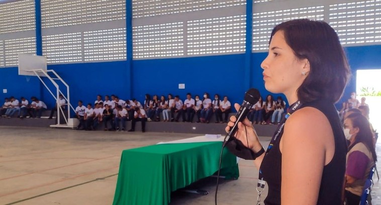 #PraTodosVerem: Na fotografia aparece a servidora da 56ª Zona Eleitoral, de perfil, segurando um...