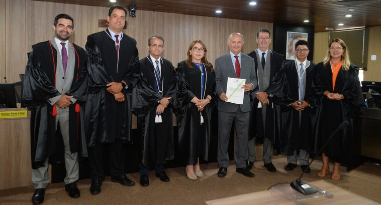 #PraTodosVerem: Na fotografia aparecem pessoas vestindo toga, em pé, posando, na Sala de Sessões...