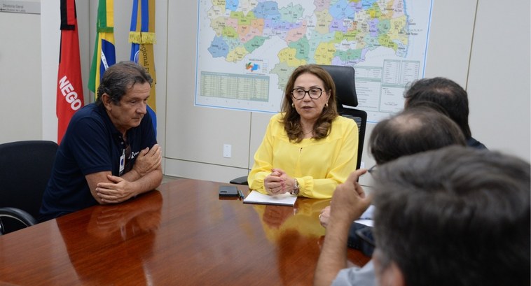 #PraTodosVerem: Na fotografia aparecem pessoas sentadas em uma ampla mesa de reunião, sendo uma ...