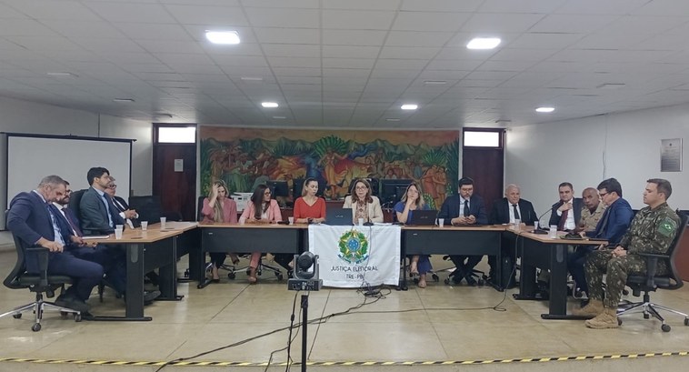 #PraTodosVerem: Na fotografia aparecem pessoas sentadas à mesa, em reunião, no auditório do fóru...