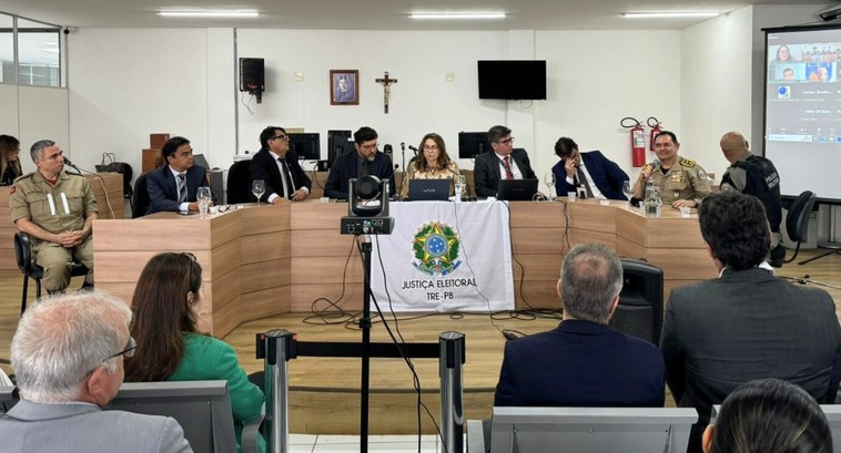 #PraTodosVerem: Na fotografia aparecem pessoas sentadas ao redor de uma mesa em formato de ‘U’ p...