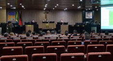 #PraTodosVerem: Na fotografia pessoas sentadas, durante reunião de trabalho, na Sala de Sessões ...