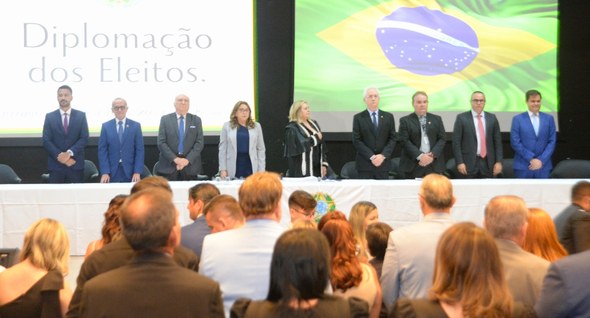 #PraTodosVerem: Na fotografia aparecem pessoas em pé, compondo a mesa de honra da solenidade de ...