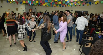 #PraTodosVerem: Na fotografia aparecem pessoas dançando a quadrilha na festa de São João realiza...