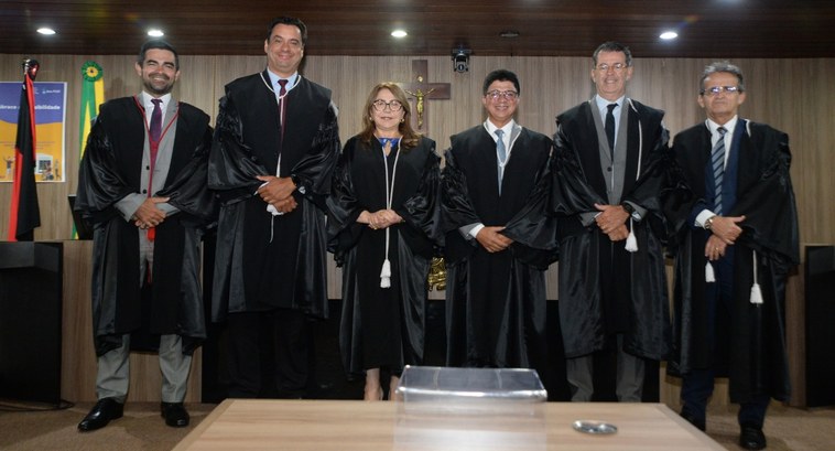 #PraTodosVerem: Na fotografia aparecem pessoas em pé, posando, na Sala de Sessões do Edifício-se...