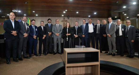 #PraTodosVerem: Na fotografia aparecem diversas pessoas posando na Sala de Sessões do Tribunal R...