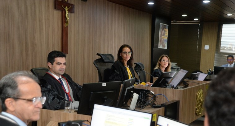 #PraTodosVerem: Na fotografia aparecem pessoas sentadas à Corte do Tribunal Regional Eleitoral d...