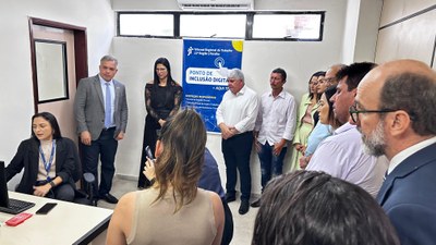 #PraTodosVerem: Na fotografia aparecem homens e mulheres em pé.