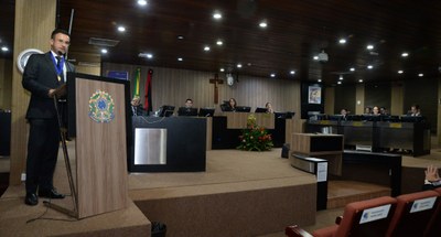 #PraTodosVerem: Na fotografia aparece um homem, discursando em um púlpito, na Sala de Sessões do...