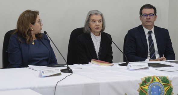 #PraTodosVerem: Na fotografia aparece magistrados sentados em uma mesa, durante encontro de trab...