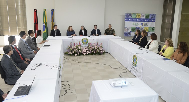 #PraTodosVerem: Na fotografia aparece magistrados sentados em uma mesa, durante encontro de trab...