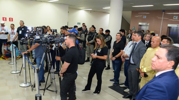 #PraTodosVerem: Na fotografia aparecem pessoas em pé, em sua maioria profissionais de imprensa e...