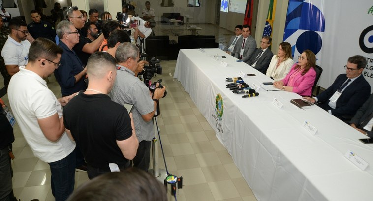 #PraTodosVerem: na foto aparecem pessoas na coletiva de imprensa concedida pela presidente do TR...