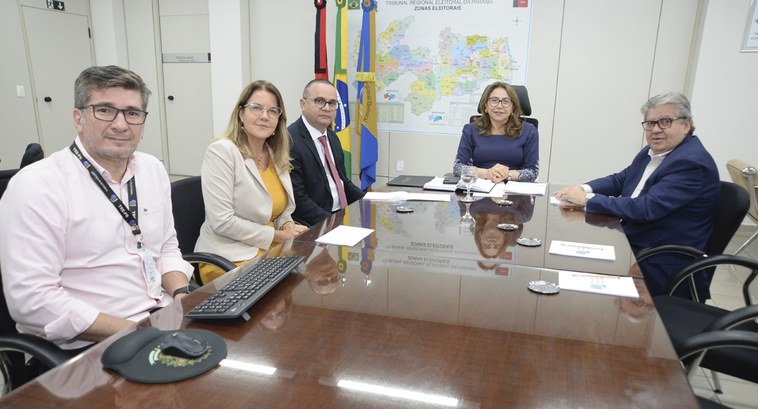 #PraTodosVerem: Pessoas reuniadas em volta de uma mesa de reuniões na Sala da Presidência do TRE-PB