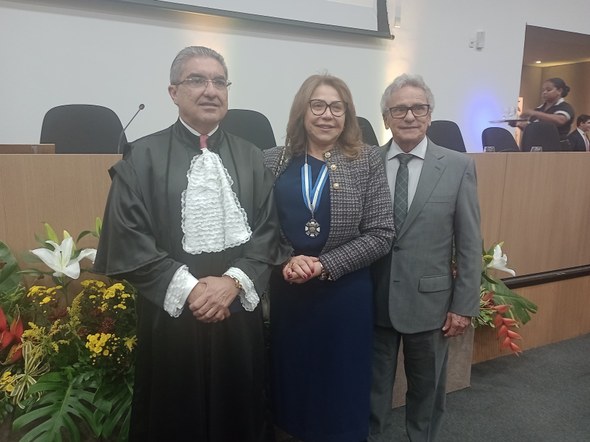 #PraTodosVerem: Na fotografia aparecem três pessoas, uma mulher e dois homens; em pé, posando.