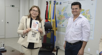 #PraTodosVerem: Na fotografia aparecem, em pé, uma mulher segurando um livro, e um homem, na Sal...