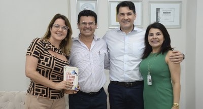 #PraTodosVerem: Na fotografia aparecem duas mulheres e dois homens, em pé, posando abraçados, pe...