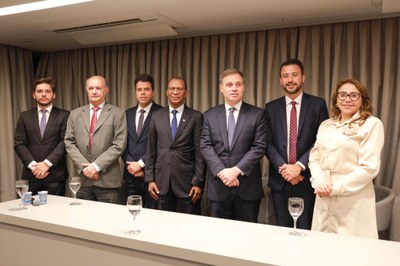 #PraTodosVerem: Na fotografia, aparecem pessoas em pé, posando.