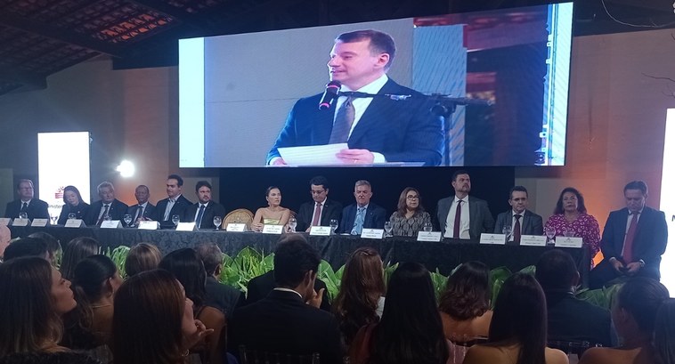 #PraTodosVerem: Na fotografia aparecem pessoas reunidas em um auditório, no destaque aparecem au...