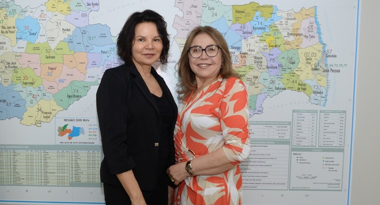 #PraTodosVerem: Na fotografia aparecem duas mulheres posando na sala da Presidência do Tribunal ...