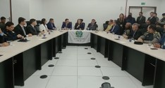 #PraTodosVerem: Na fotografia aparecem pessoas, na maioria, sentadas a uma mesa de reunião.