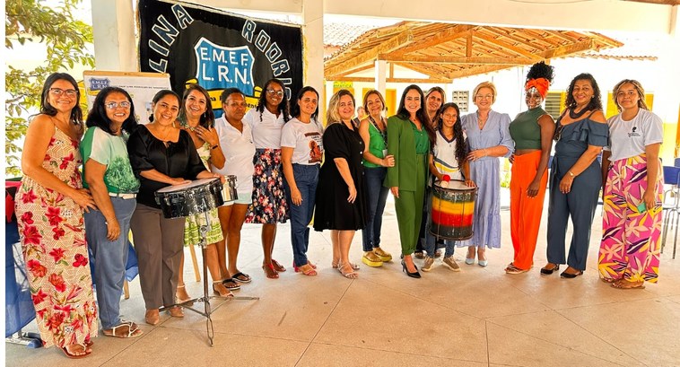 #PraTodosVerem: Na fotografia aparecem várias mulheres em pé, posando.