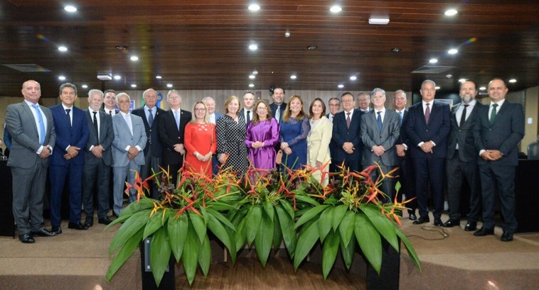 #PraTodosVerem: Na fotografia aparecem homens e mulheres posando na Sala de Sessões do TRE-PB.