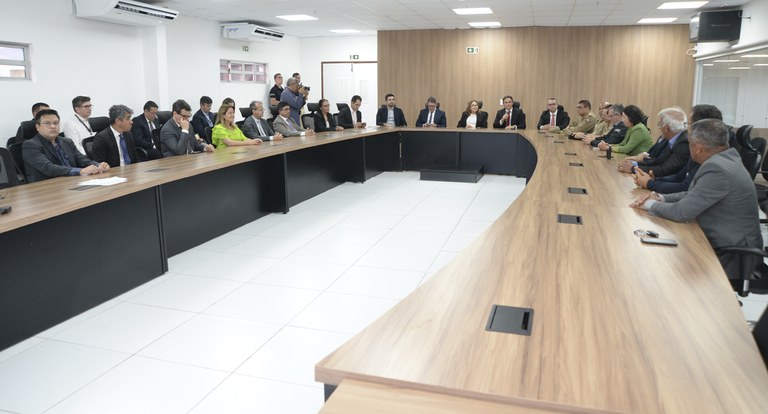 Painel retangular pessoas sentadas à mesa de reunião de trabalho