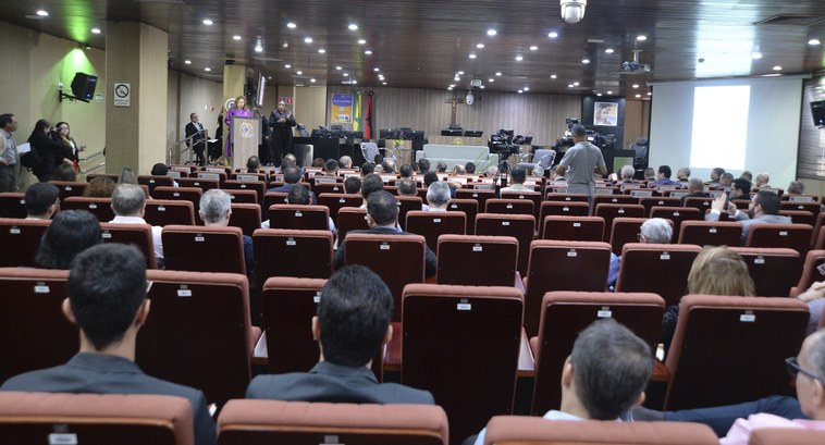 Auditório do Tribunal Regional Eleitoral da Paraíba, com presença de pessoas sentados, em evento...