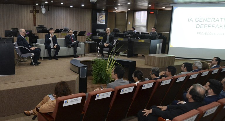 Auditório do Tribunal Regional Eleitoral da Paraíba, com presença de pessoas sentados, em evento...