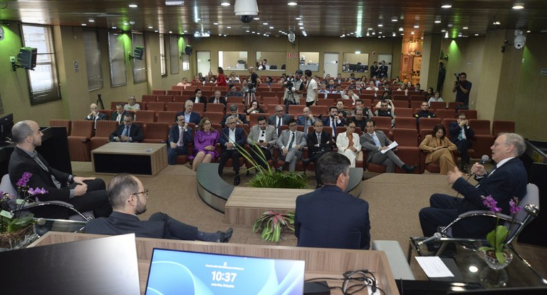 Auditório do Tribunal Regional Eleitoral da Paraíba, com presença de pessoas sentadas, em evento...