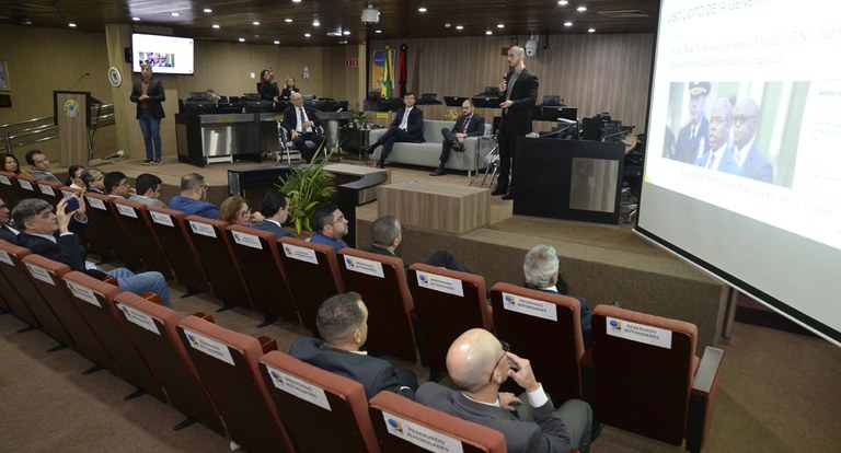 Auditório do Tribunal Regional Eleitoral da Paraíba, com presença de pessoas sentados, com pales...