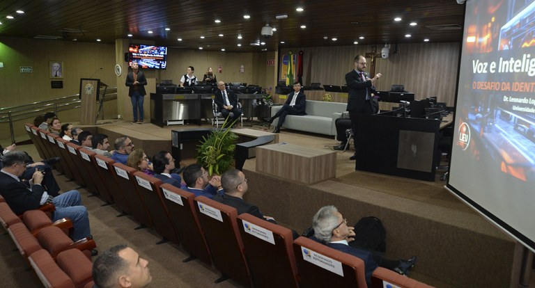 Auditório do Tribunal Regional Eleitoral da Paraíba, com presença de pessoas sentados, com pales...