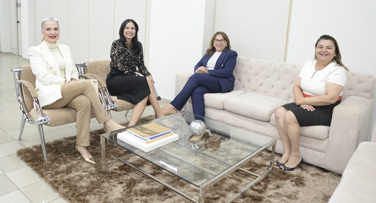 Na fotografia aparece quatro mulheres sentadas, em ambiente de recepção, na presidência do Tribu...