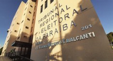 #ParaTodosVerem: Painel retangular com imagem do edifício-sede do Tribunal Regional Eleitoral da...