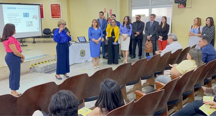 #PraTodosVerem: Na fotografia aparecem pessoas em um auditório, algumas em pé e outras sentadas,...