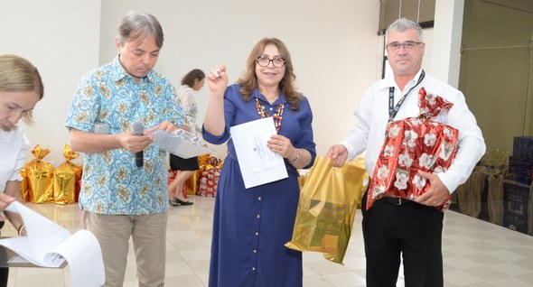 #PraTodosVerem: Na fotografia aparecem pessoas em pé, posando; em destaque, uma homem segura um ...