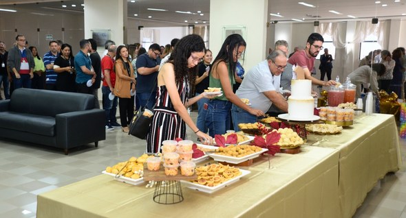 #PraTodosVerem: Na fotografia aparecem pessoas em pé, posando; em destaque, uma homem recebe um ...