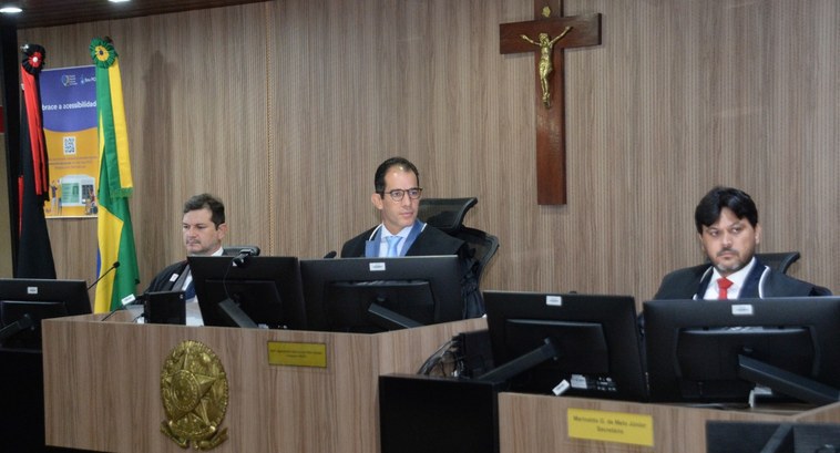 #PraTodosVerem: Na fotografia aparecem três homens participando da sessão ordinária do Tribunal ...