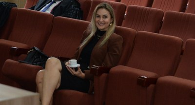 #PraTodosVerem: Na fotografia aparece uma mulher, na plateia, da Sala de Sessões, assistindo a s...