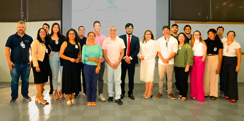 #PraTodosVerem: Na fotografia aparecem homens e mulheres em pé, posando.