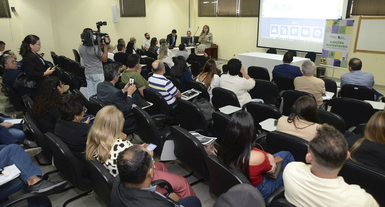 Sala de Reunião do TRE-PB, com presença de pessoas participando de reunião.