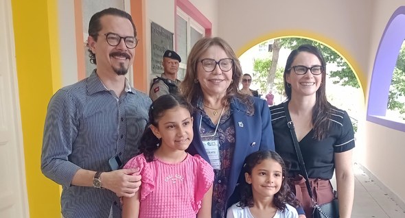 #PraTodosVerem: Na fotografia aparecem um homem e uma mulher, posando com crianças, em uma seção...