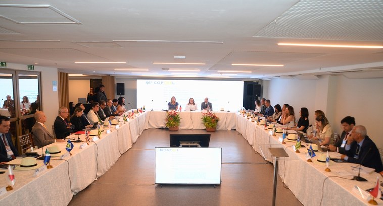 #PraTodosVerem: Na fotografia aparecem pessoas reunidas em uma sala, sentadas em cadeiras em vol...