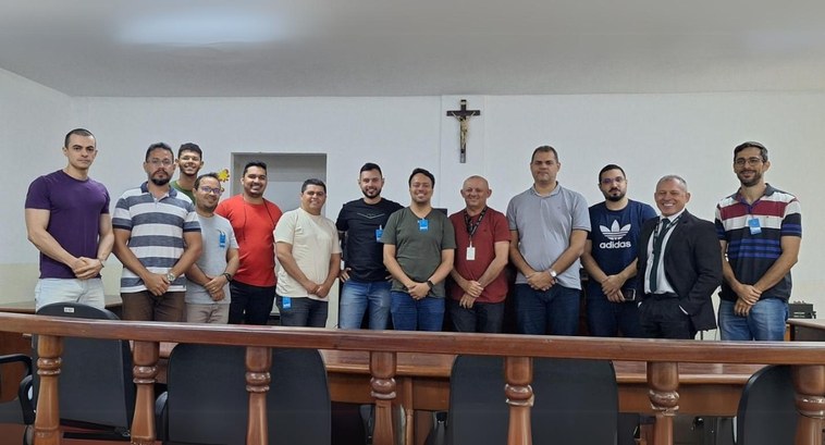 #PraTodosVerem: Na fotografia aparecem treze homens, posando; em primeiro plano aparece um balcã...